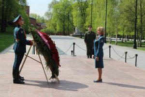 Сотрудники налоговой возложили цветы к Могиле Неизвестного Солдата у стен Кремля. Фото: пресс-служба УФНС России по г. Москве