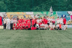 Девушки из Коммунарки заняли первое место по футболу на городском фестивале школьного спорта. Фото: скриншот из видео на странице ШСК «Коммунарка» в социальных сетях