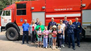 Пламя и безопасность: работники ПСО №301 организовали экскурсию для детей и их родителей. Фото: пресс-служба Управления по ТиНАО Департамента ГОЧСиПБ