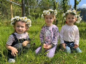 Сотрудники дошкольных площадок школы №2094 устроили праздник для малышей в честь Дня Ивана Купалы
